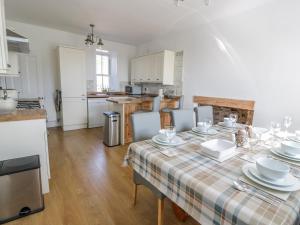 Ett kök eller pentry på Corrafeckloch Forest Cottages