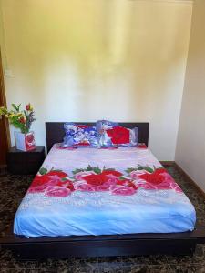 2 bedrooms apartement with sea view furnished garden and wifi at Riambel房間的床