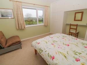 1 dormitorio con cama y ventana en Orchard End, en Boyton