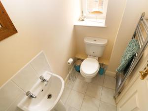 ハンスタントンにあるFlat 2, 4 St Edmund's Terraceのバスルーム(トイレ、洗面台付)