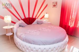 Postel nebo postele na pokoji v ubytování Hôtel Les Remparts