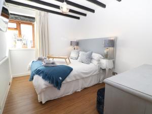 ChwilogにあるSguborのベッドルーム1室(青い毛布付きのベッド1台付)