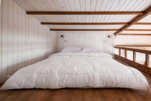 A bed or beds in a room at Matarma Beach Residence