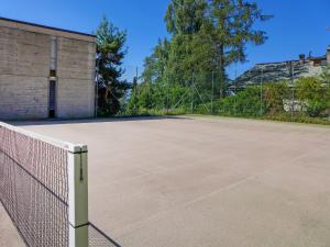 een tennisbaan met een net erop bij Studio Jeanne d'Arc-9 by Interhome in Crans-Montana