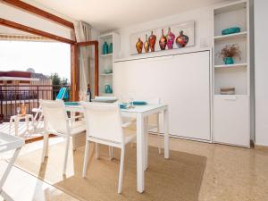 Un comedor blanco con una mesa y sillas blancas. en Apartment Cofisa-2 by Interhome, en Jávea 32 fotos más