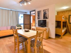 TV a/nebo společenská místnost v ubytování Apartment Fienili di Brenta-2 by Interhome