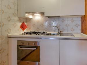 Η κουζίνα ή μικρή κουζίνα στο Apartment Fienili di Brenta 21 by Interhome +14 φωτογραφίες