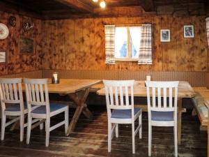 - une salle à manger avec une table et des chaises en bois dans l'établissement Holiday Home Alte Sahnealm - MII172 by Interhome, à Hollersbach im Pinzgau