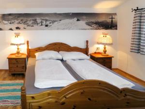 ホラースバッハ・イム・ピンツガウにあるHoliday Home Alte Sahnealm - MII172 by Interhomeのベッドルーム1室(木製ベッド1台、ランプ2つ付)