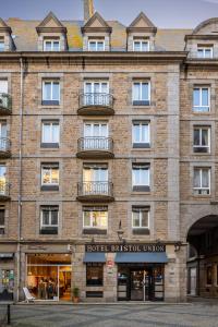 un gran edificio de ladrillo con una innovación exterior del hotel en Hôtel Bristol Union Intra Muros, en Saint-Malo