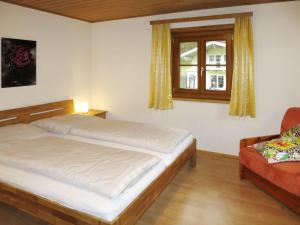um quarto com uma cama, uma janela e um sofá em Apartment Luftbichl - SLB130 by Interhome em Viehhofen