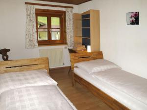 Duas camas num quarto com uma janela em Apartment Luftbichl - SLB130 by Interhome em Viehhofen