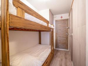 Łóżko lub łóżka piętrowe w pokoju w obiekcie Apartment La Roche Blanche-4 by Interhome