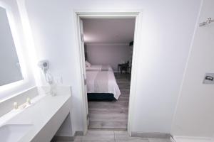 Cama o camas de una habitación en Travelodge Inn & Suites by Wyndham West Covina