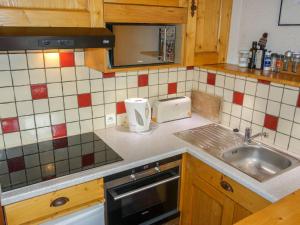 eine Küche mit einer Spüle und einer Arbeitsplatte in der Unterkunft Apartment Le Brûlaz by Interhome in Les Contamines-Montjoie