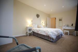 um quarto com uma cama e uma secretária num quarto em Trelaske Manor B&B em Launceston