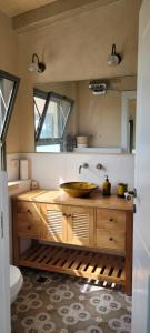 Ένα μπάνιο στο צימר חלון לרקפות zimer Window for primroses עם ג'קוזי לנוף
