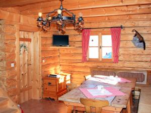 TV a/nebo společenská místnost v ubytování Chalet Sturmbachhütte by Interhome
