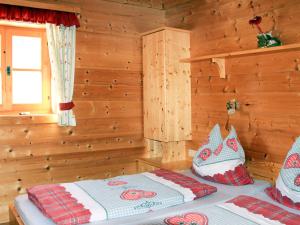 Postel nebo postele na pokoji v ubytování Chalet Sturmbachhütte by Interhome
