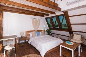 A bed or beds in a room at Matarma Beach Residence