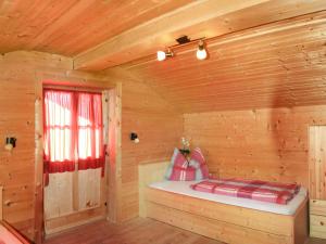 Postel nebo postele na pokoji v ubytování Chalet Sturmbachhütte by Interhome