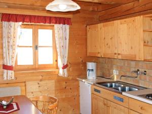 Kuchyň nebo kuchyňský kout v ubytování Chalet Sturmbachhütte by Interhome