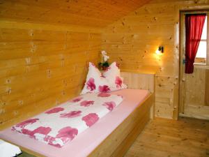 Postel nebo postele na pokoji v ubytování Chalet Sturmbachhütte by Interhome