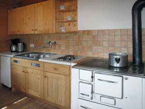 Kuchyň nebo kuchyňský kout v ubytování Chalet Sturmbachhütte by Interhome