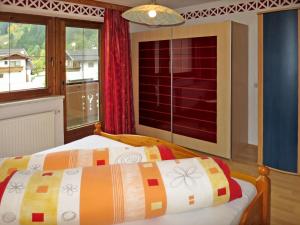 um quarto com uma cama em frente a uma janela em Apartment Yasmin - MHO159 by Interhome em Schwendau