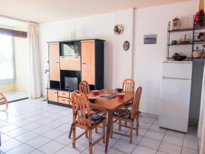 サン・シプリアン・プラージュにあるApartment Les Albères by Interhomeのキッチン(テーブル、椅子、冷蔵庫付)