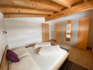Duas camas num quarto com tectos em madeira em Apartment Lili - LFD120 by Interhome em Längenfeld