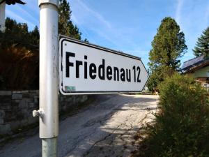 フィーバーブルンにあるHoliday Home Friedenau - FIB210の道の柱の白い看板