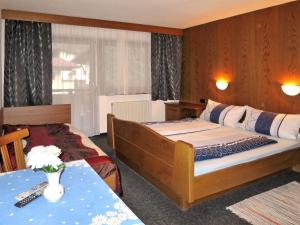 pokój hotelowy z łóżkiem i stołem z kwiatami w obiekcie Apartment Max by Interhome w mieście Winkle +26 zdjęć