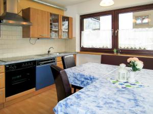 kuchnia ze stołem z niebieską tkaniną w obiekcie Apartment Max by Interhome w mieście Winkle
