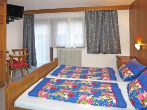 sypialnia z łóżkiem z kolorowym kocem w obiekcie Apartment Max by Interhome w mieście Winkle
