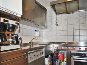uma cozinha com utensílios de aço inoxidável numa cozinha em Holiday Home Ferienhaus Gaugg by Interhome em Sankt Leonhard im Pitztal
