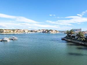 vista su un fiume con barche in acqua di Apartment Marina Village-2 by Interhome a Saint-Cyprien-Plage