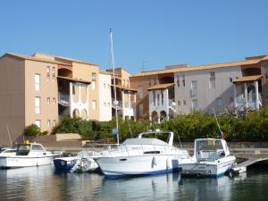 un gruppo di imbarcazioni è ormeggiato in un porto turistico di Apartment Marina Village-2 by Interhome a Saint-Cyprien-Plage