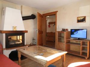 sala de estar con mesa de centro y chimenea en Apartment Haflingerhof Almrose - KNT102 by Interhome, en Kaunertal