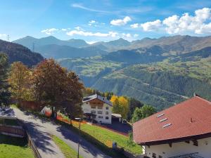 dom na wzgórzu z widokiem na góry w obiekcie Apartment Walch-2 by Interhome w mieście Fendels