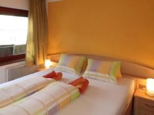 łóżko z poduszkami w pokoju z oknem w obiekcie Apartment Zechner-3 by Interhome w mieście Tobadill