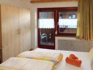 mała sypialnia z łóżkiem i oknem w obiekcie Apartment Zechner-3 by Interhome w mieście Tobadill