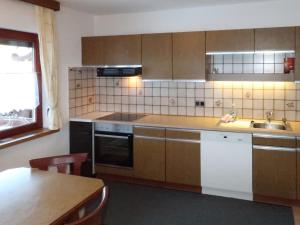 kuchnia ze zlewem i kuchenką w obiekcie Apartment Zechner-3 by Interhome w mieście Tobadill +20 zdjęć