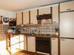 Dapur atau dapur kecil di Apartment Haflingerhof Enzian - KNT100 by Interhome