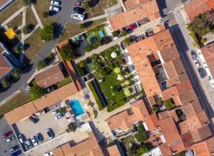 una vista aérea de las casas de ladrillo en una calle en Locations de Vacances Le Clos Rhea, en Saint-Martin-de-Ré
