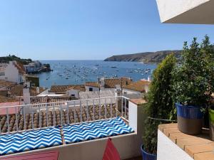 - une vue sur un port avec des bateaux dans l'eau dans l'établissement Es Forn - Cadaqués, à Cadaqués