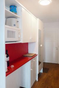 A cozinha ou cozinha compacta de Apartment Domino B by Interhome