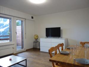 Uma TV ou centro de entretenimento em Apartment Domino B by Interhome