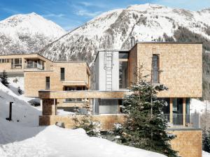 カルス・アム・グロースグロックナーにあるChalet Gradonna Mountain Resort - KAX101 by Interhomeの雪家