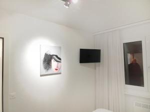 ein Zimmer mit zwei Bildern einer Frau an der Wand in der Unterkunft Apartment Collina Verde B by Interhome in Ascona